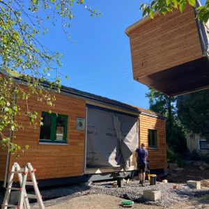 Auslieferung eines Tiny House mit 56 Quadratmetern Grundfläche und Queranbau ins Allgäu